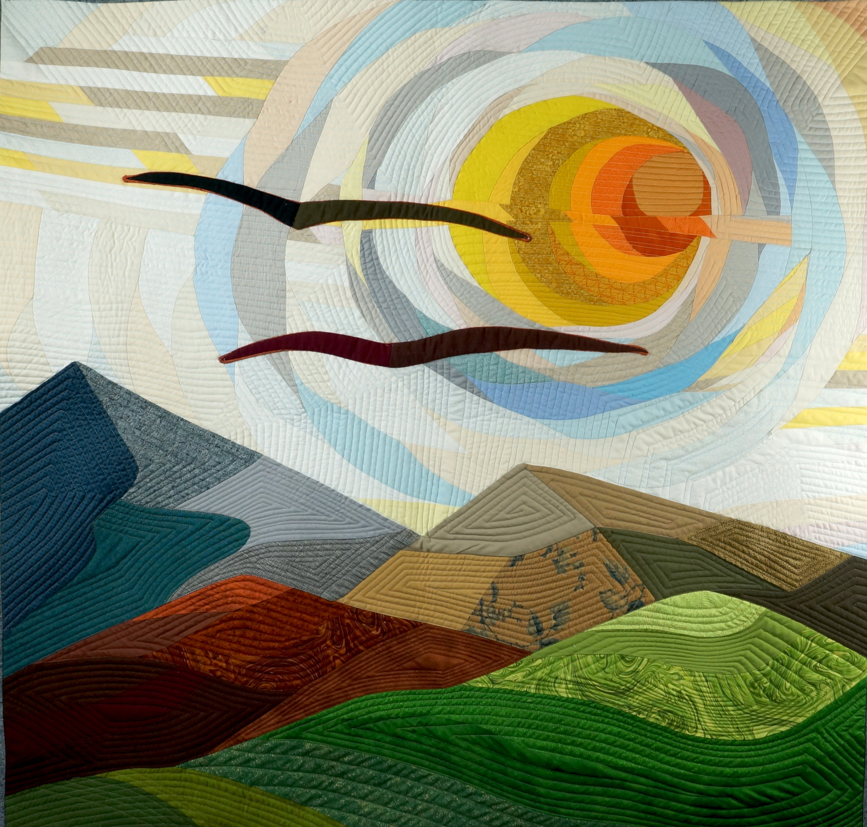 art quilt hory s s vychádzajúcim slnkom a letiacimi vtákmi